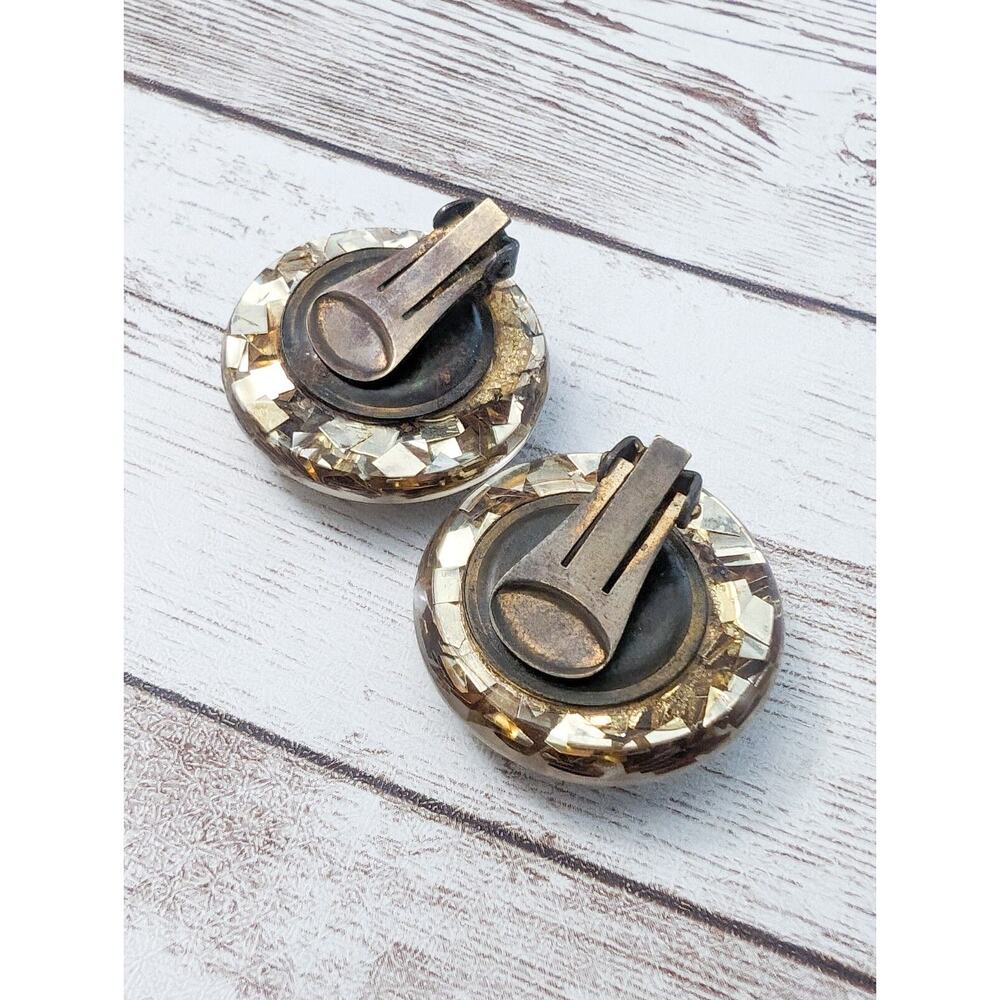 Vintage Clip On Earrings - 1 & 1/8" Gold Tone Flakes with Shells - Picture 6 of 6